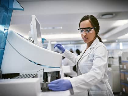 Científica utilizando una máquina de diagnóstico.