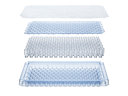 Ein Explosionsbild von adaptiQ sterilen Vials im Tray-Format, dargestellt mit dem Tray, den Vials, dem Deckel und dem Tyvek-Blatt.