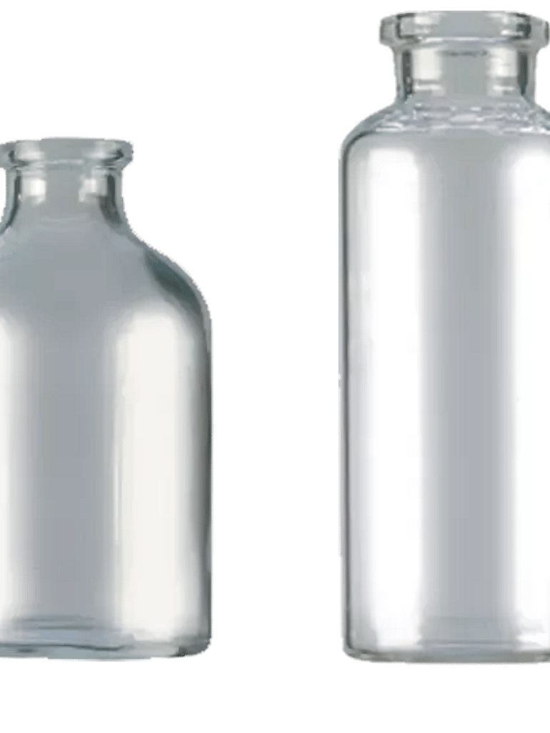 Vier Glasfläschchen mit Bördelmündung: zwei aus Braunglas, zwei aus Klarglas.