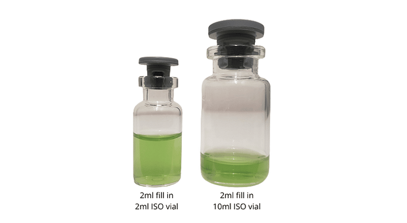 Eine 2-ml- und eine 10-ml-ISO-Flasche nebeneinander, jeweils mit 2 ml grüner Flüssigkeit gefüllt, zur Veranschaulichung der Füllstände.