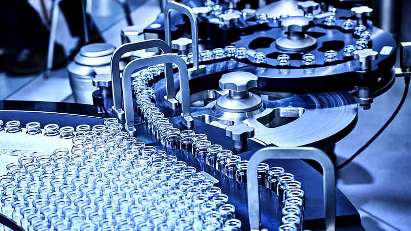 Glasfläschchen auf einer Abfüllmaschine.