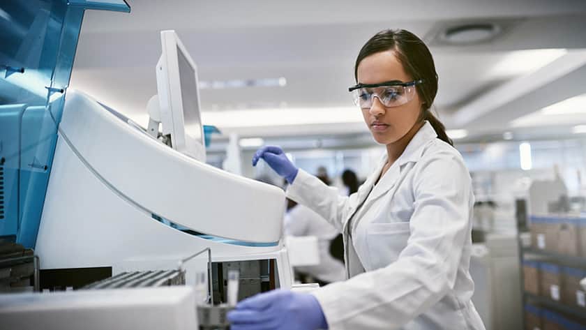 Wissenschaftlerin benutzt ein Diagnosegerät.