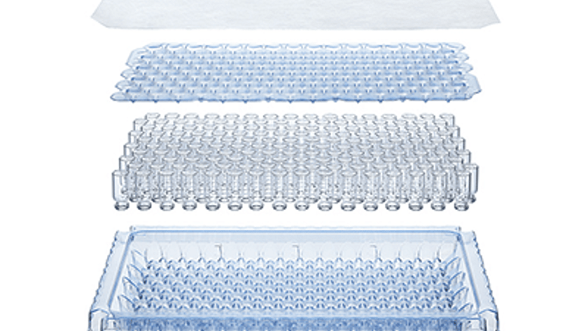 Ein Explosionsbild von adaptiQ sterilen Vials im Tray-Format, dargestellt mit dem Tray, den Vials, dem Deckel und dem Tyvek-Blatt.