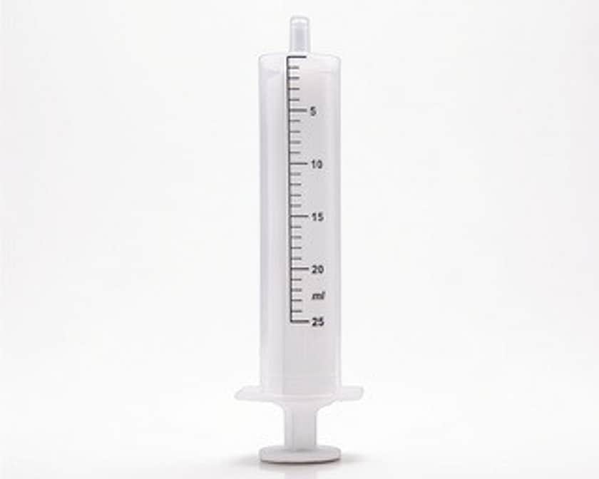 Eine elmplastic Kurzform- orale Spritze mit Dosierungsgraduierungen.