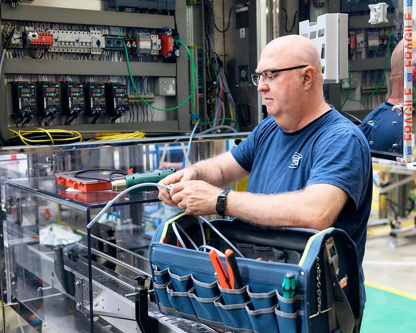 Adelphi 0686 person fitting cables together