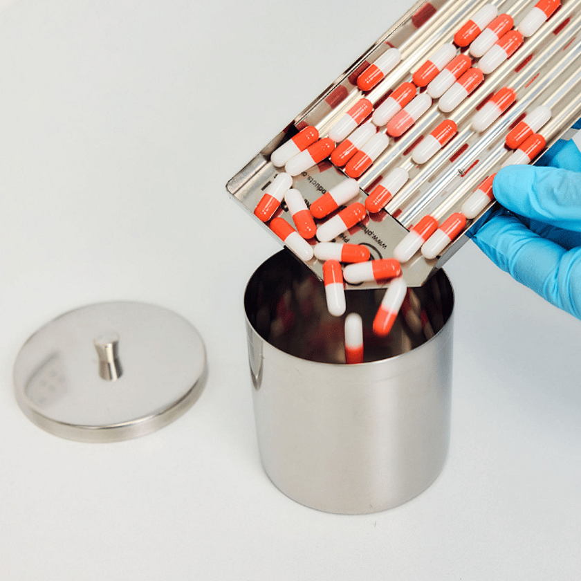 Adelphi Products 0333 Capsule Counting Tray In Use 600 x 600