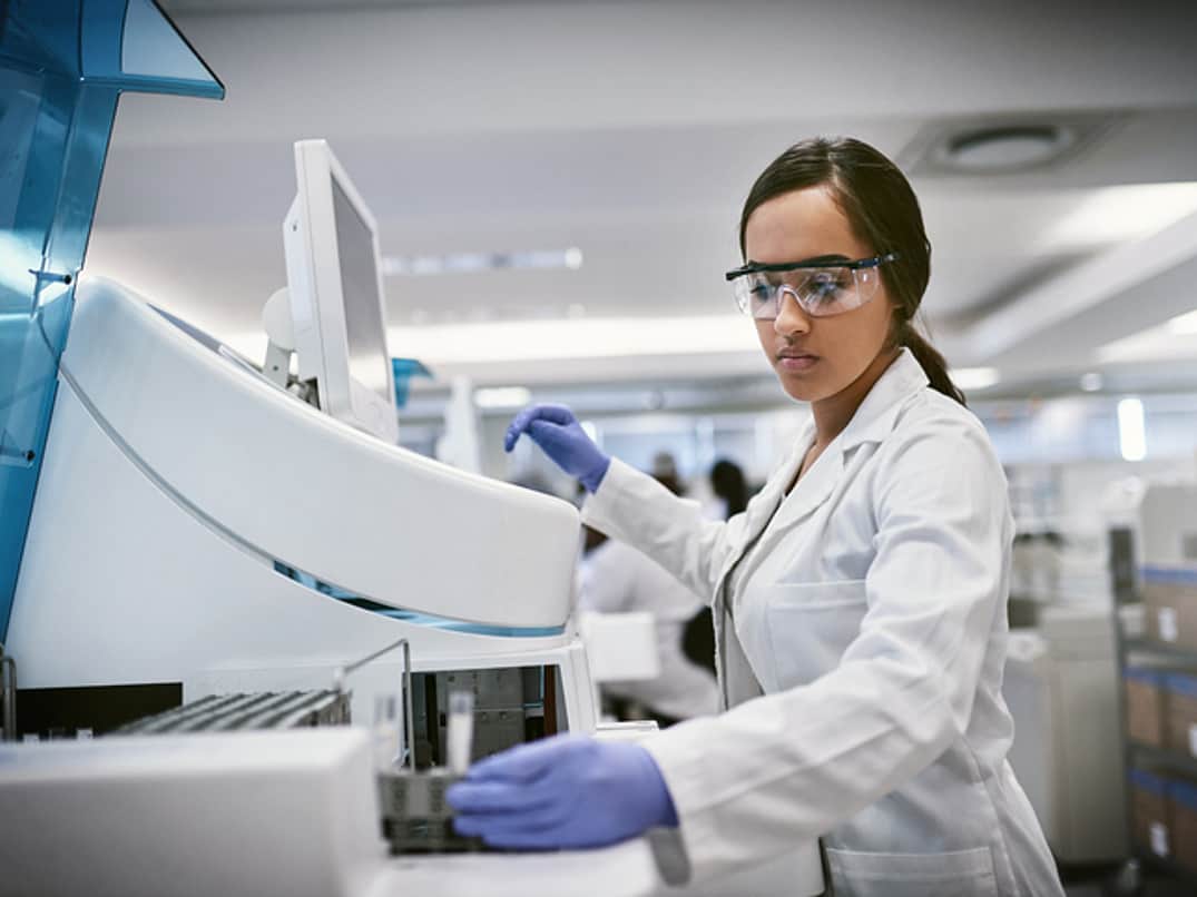 Wissenschaftlerin benutzt ein Diagnosegerät.